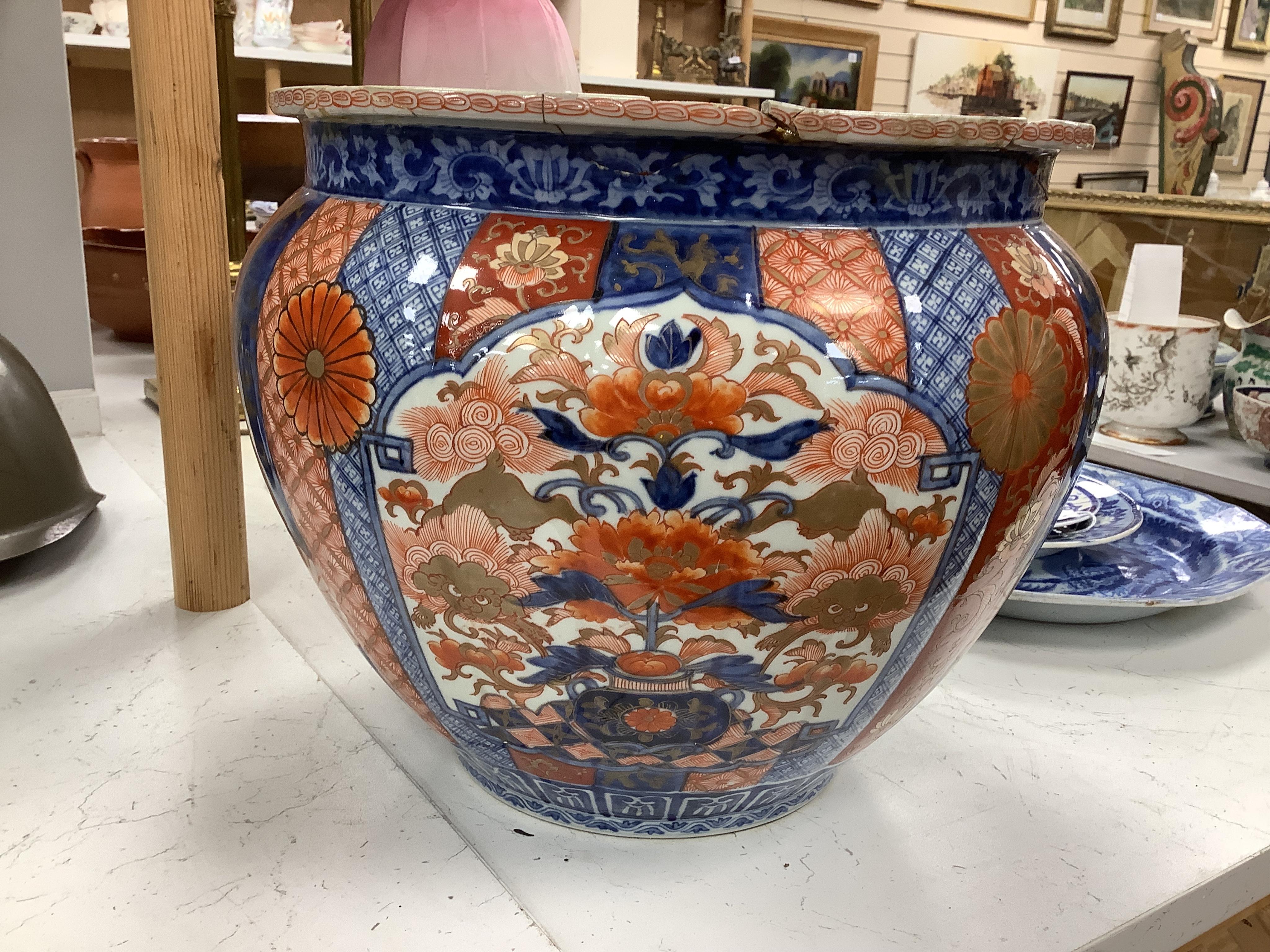 A Japanese Imari pattern jardiniere, Meiji period (1868-1912), 28cm